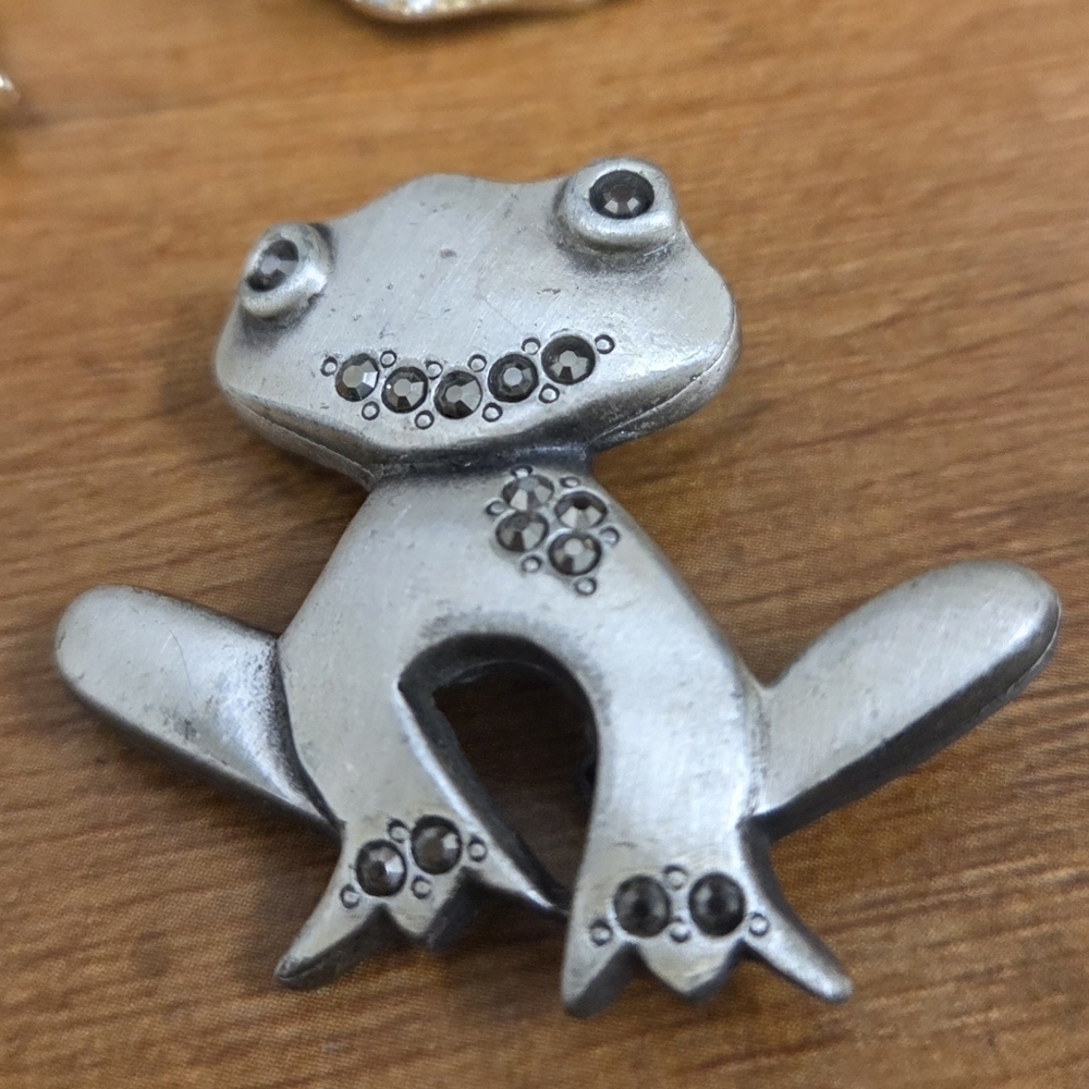 Collection of Frog Pins and Brooches Swarovski, Trifari - Picture 3 of 11